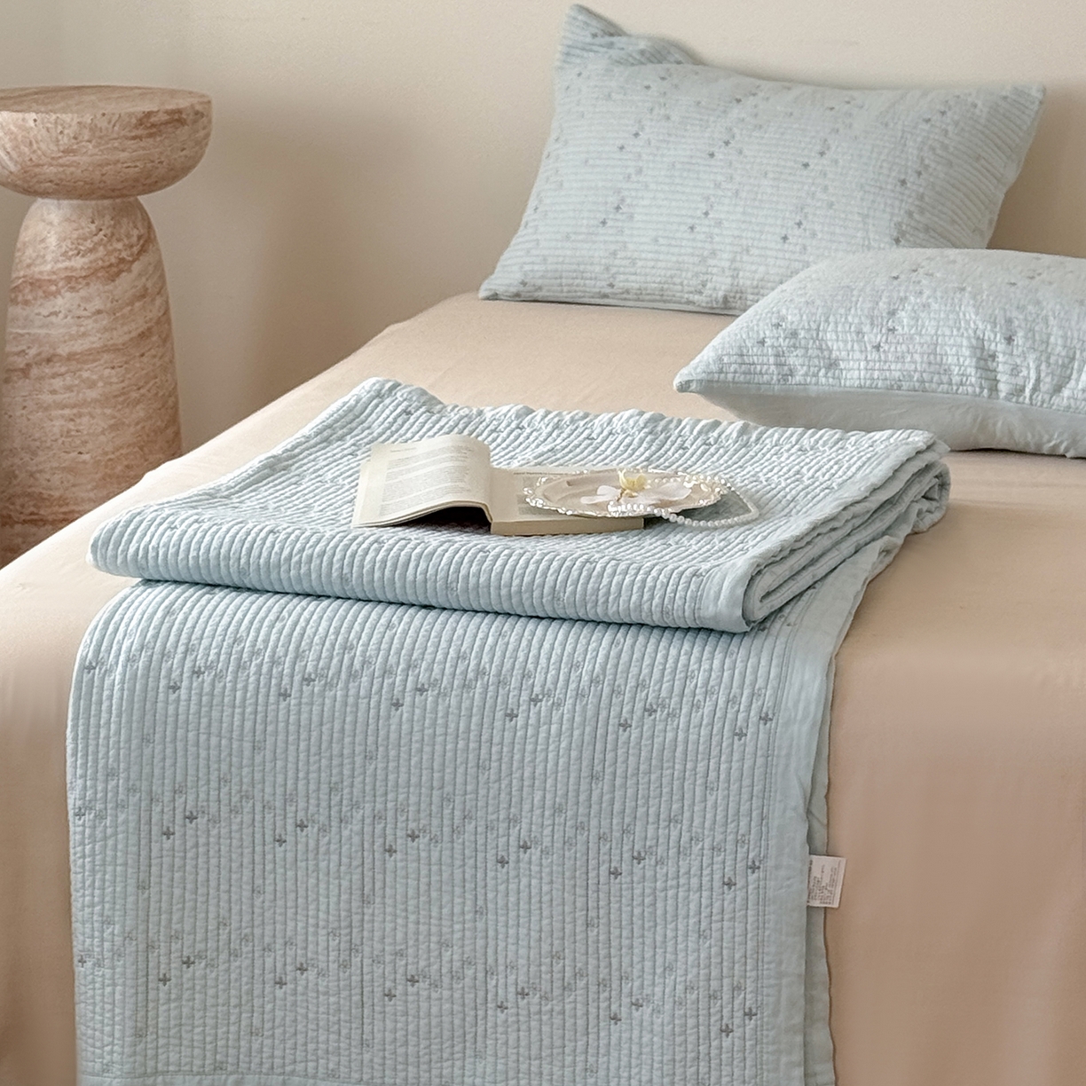 91家纺网 家纺一手货源 找家纺 （总）床盖工厂店 2026新款四叶草双面莫代尔天丝填充棉花床盖三件套