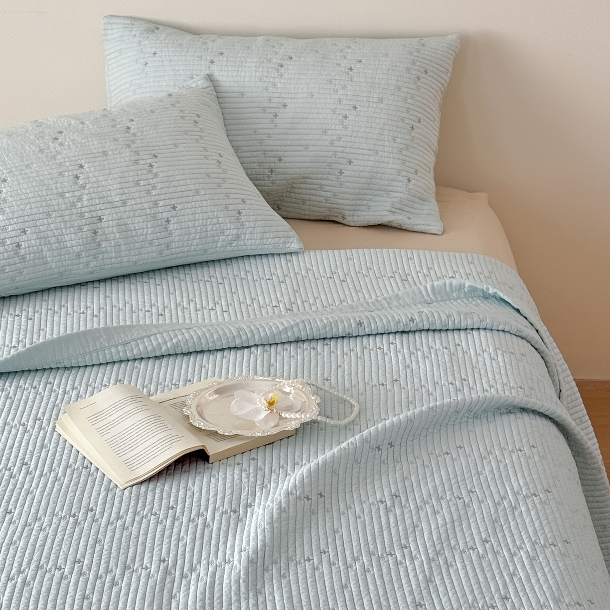 91家纺网 家纺一手货源 找家纺 （总）床盖工厂店 2026新款四叶草双面莫代尔天丝填充棉花床盖三件套