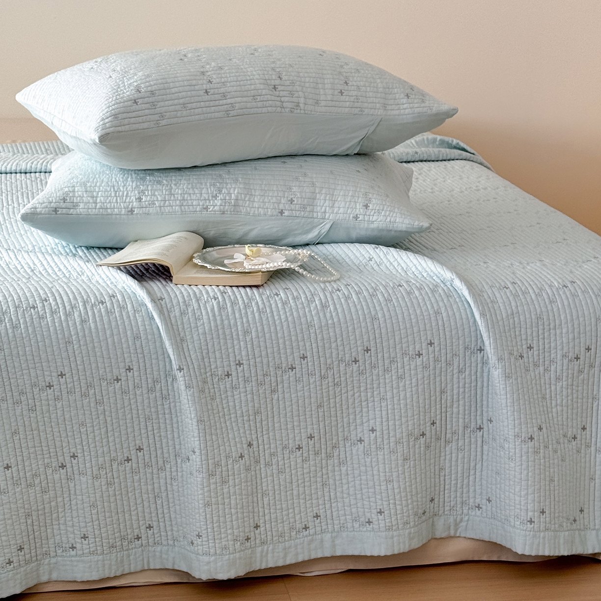 91家纺网 家纺一手货源 找家纺 （总）床盖工厂店 2026新款四叶草双面莫代尔天丝填充棉花床盖三件套