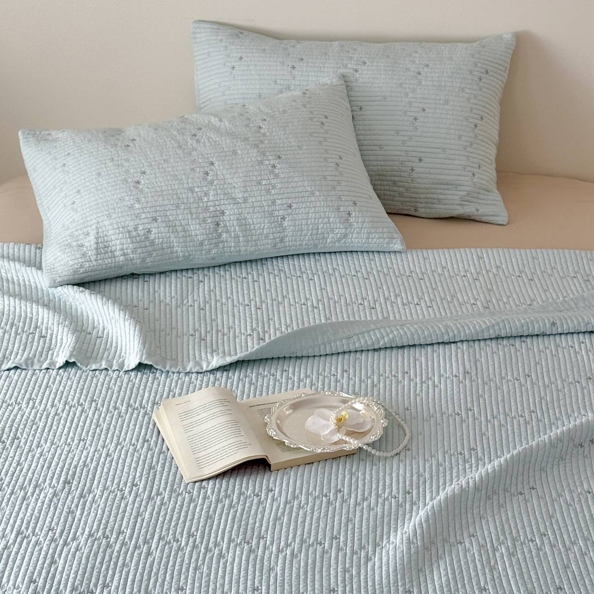 91家纺网 家纺一手货源 找家纺 （总）床盖工厂店 2026新款四叶草双面莫代尔天丝填充棉花床盖三件套