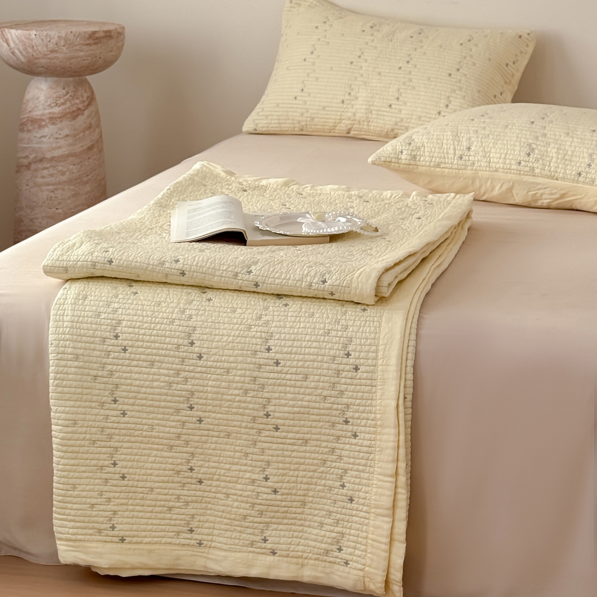 91家纺网 家纺一手货源 找家纺 床盖工厂店 2026新款四叶草双面莫代尔天丝填充棉花床盖三件套 月黄