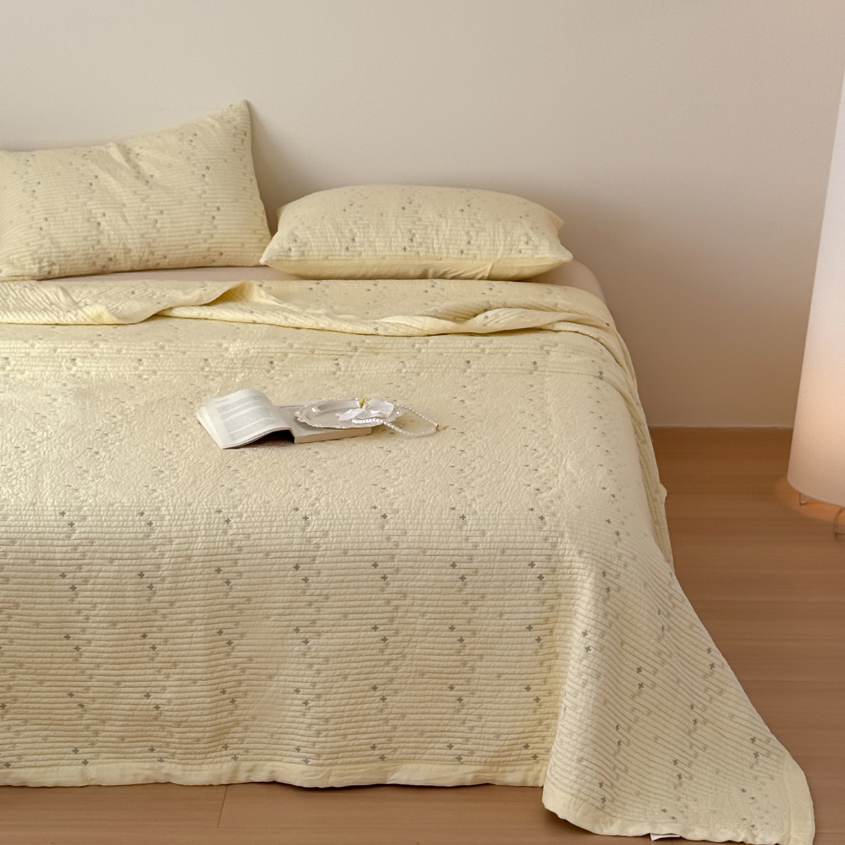 91家纺网 家纺一手货源 找家纺 床盖工厂店 2026新款四叶草双面莫代尔天丝填充棉花床盖三件套 月黄