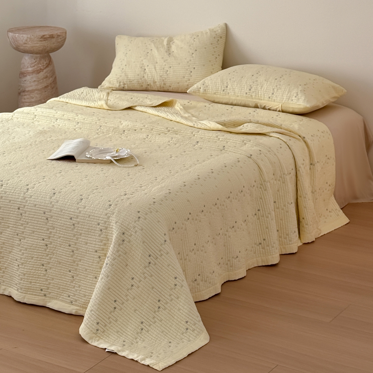 91家纺网 家纺一手货源 找家纺 床盖工厂店 2026新款四叶草双面莫代尔天丝填充棉花床盖三件套 月黄