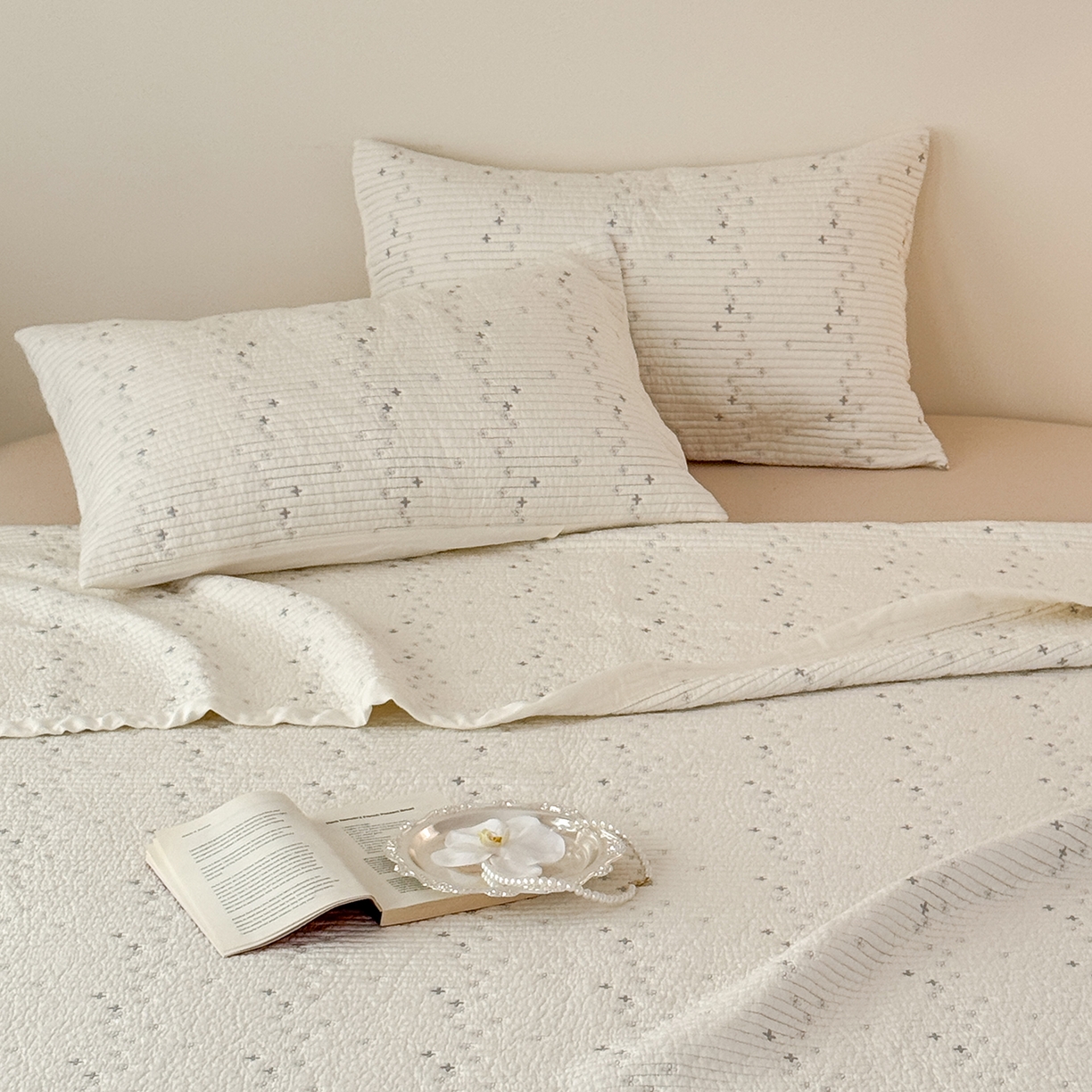 91家纺网 家纺一手货源 找家纺 床盖工厂店 2026新款四叶草双面莫代尔天丝填充棉花床盖三件套 奶昔白