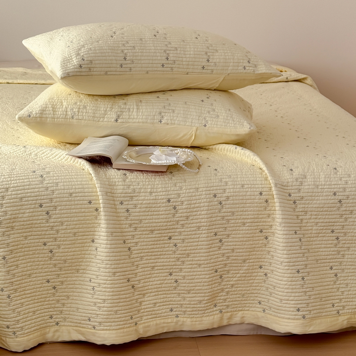 91家纺网 家纺一手货源 找家纺 床盖工厂店 2026新款四叶草双面莫代尔天丝填充棉花床盖三件套 月黄