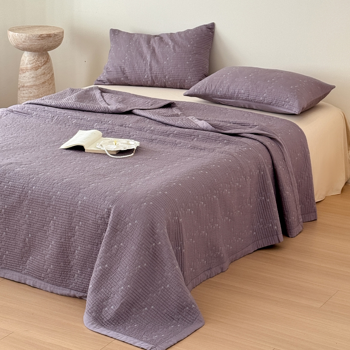 91家纺网 家纺一手货源 找家纺 床盖工厂店 2026新款四叶草双面莫代尔天丝填充棉花床盖三件套 钛紫灰