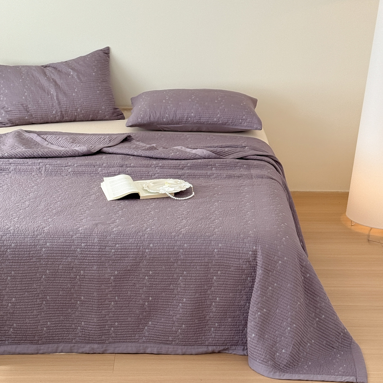 91家纺网 家纺一手货源 找家纺 床盖工厂店 2026新款四叶草双面莫代尔天丝填充棉花床盖三件套 钛紫灰