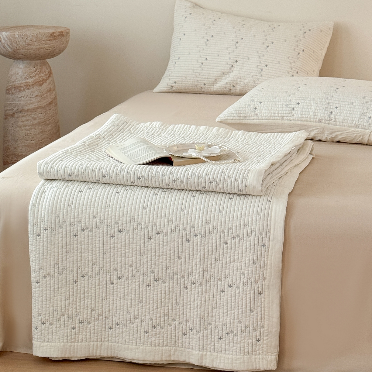 91家纺网 家纺一手货源 找家纺 床盖工厂店 2026新款四叶草双面莫代尔天丝填充棉花床盖三件套 奶昔白