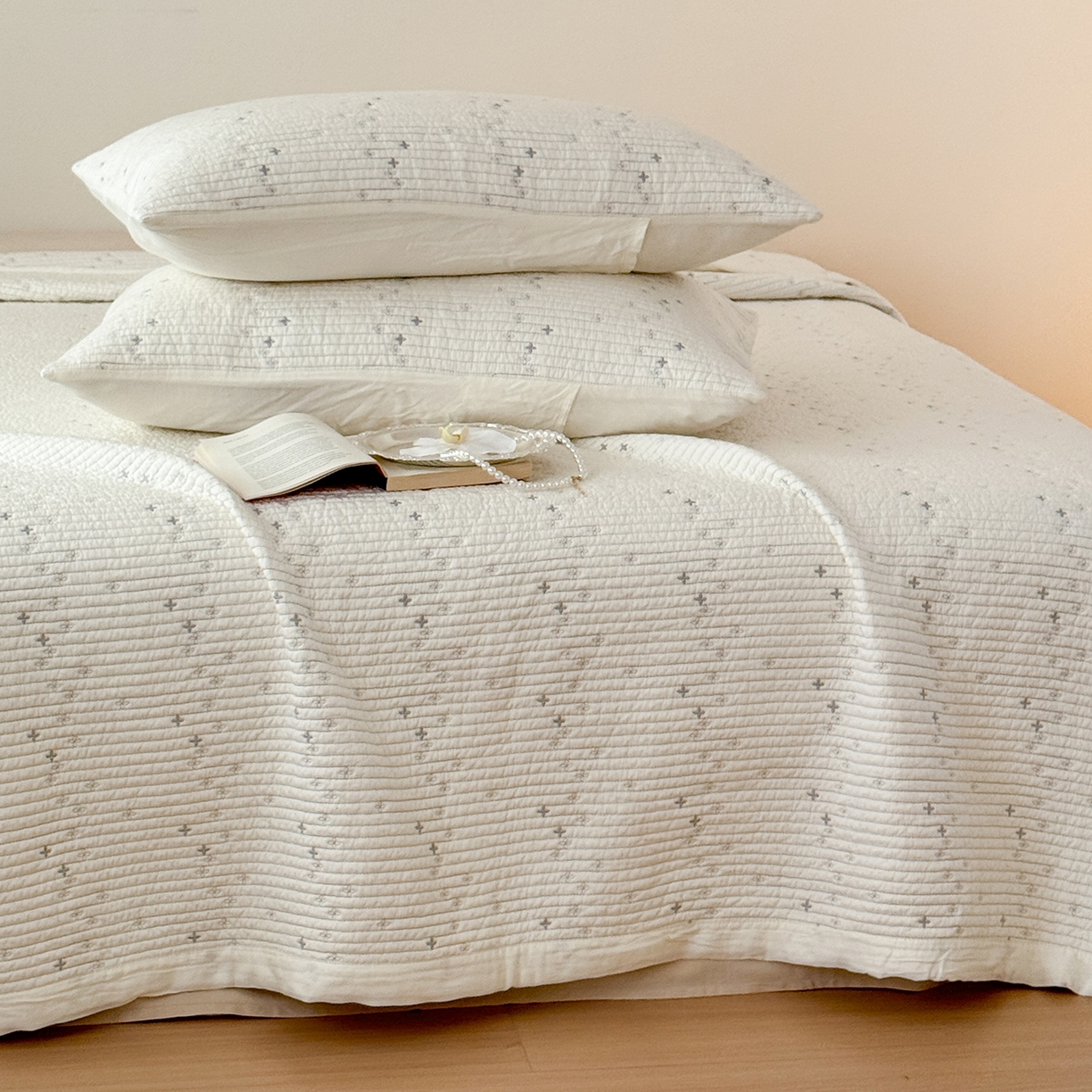 91家纺网 家纺一手货源 找家纺 床盖工厂店 2026新款四叶草双面莫代尔天丝填充棉花床盖三件套 奶昔白