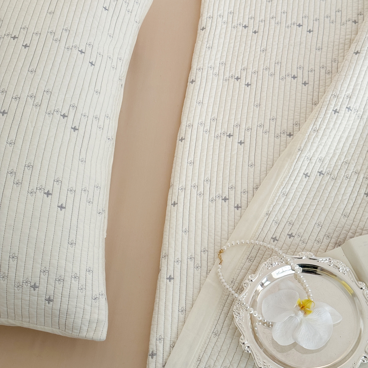 91家纺网 家纺一手货源 找家纺 床盖工厂店 2026新款四叶草双面莫代尔天丝填充棉花床盖三件套 奶昔白