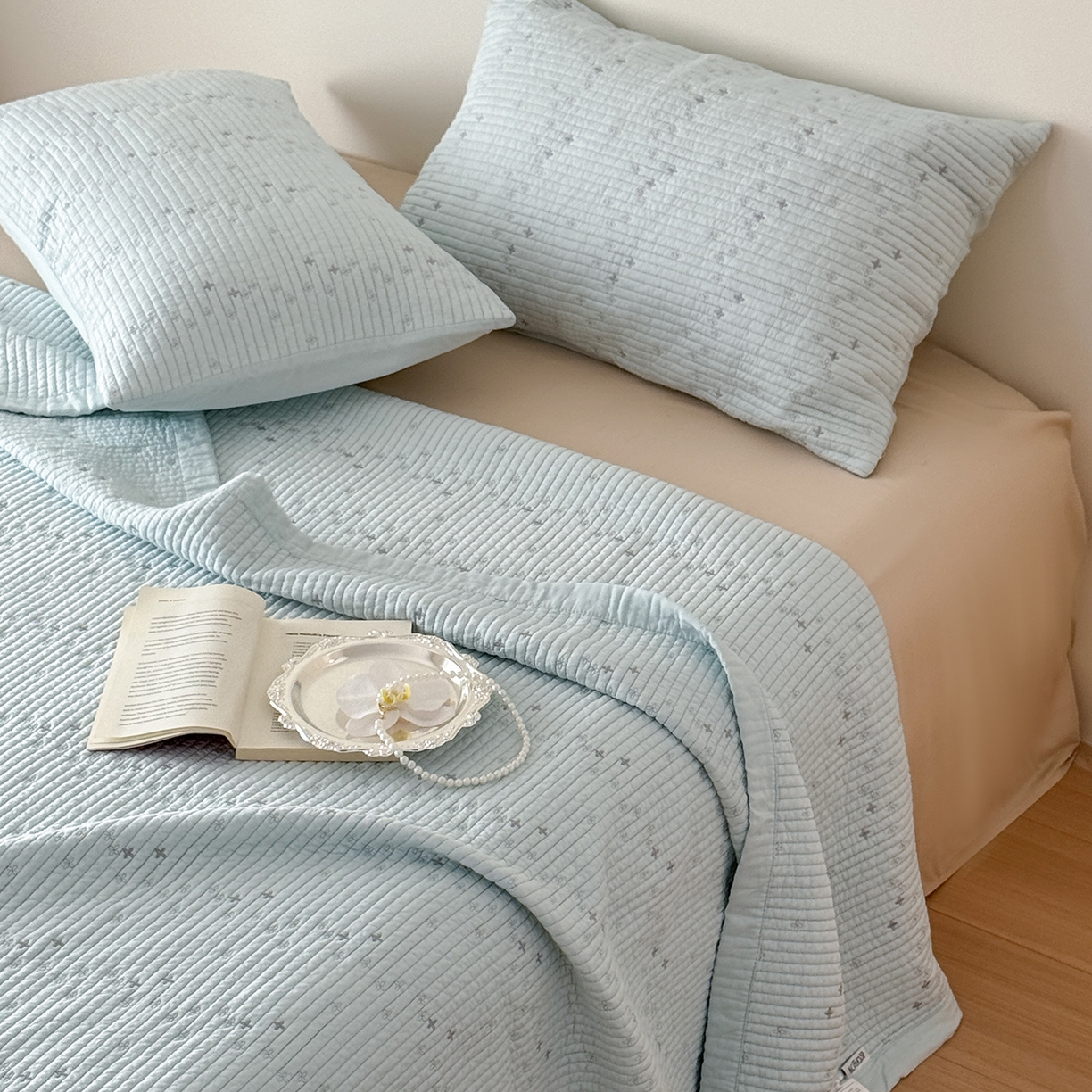 91家纺网 家纺一手货源 找家纺 床盖工厂店 2026新款四叶草双面莫代尔天丝填充棉花床盖三件套 碧空蓝