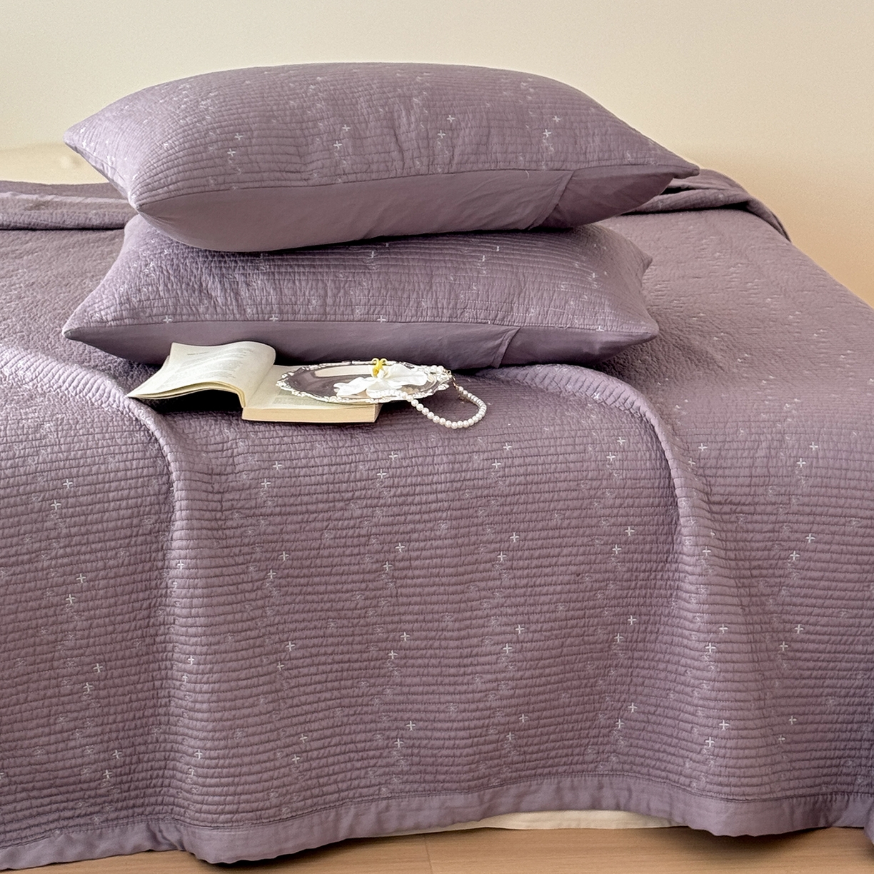 91家纺网 家纺一手货源 找家纺 床盖工厂店 2026新款四叶草双面莫代尔天丝填充棉花床盖三件套 钛紫灰