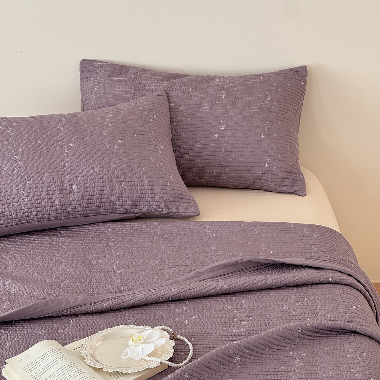 91家纺网 家纺一手货源 找家纺 床盖工厂店 2026新款四叶草双面莫代尔天丝填充棉花床盖三件套 钛紫灰