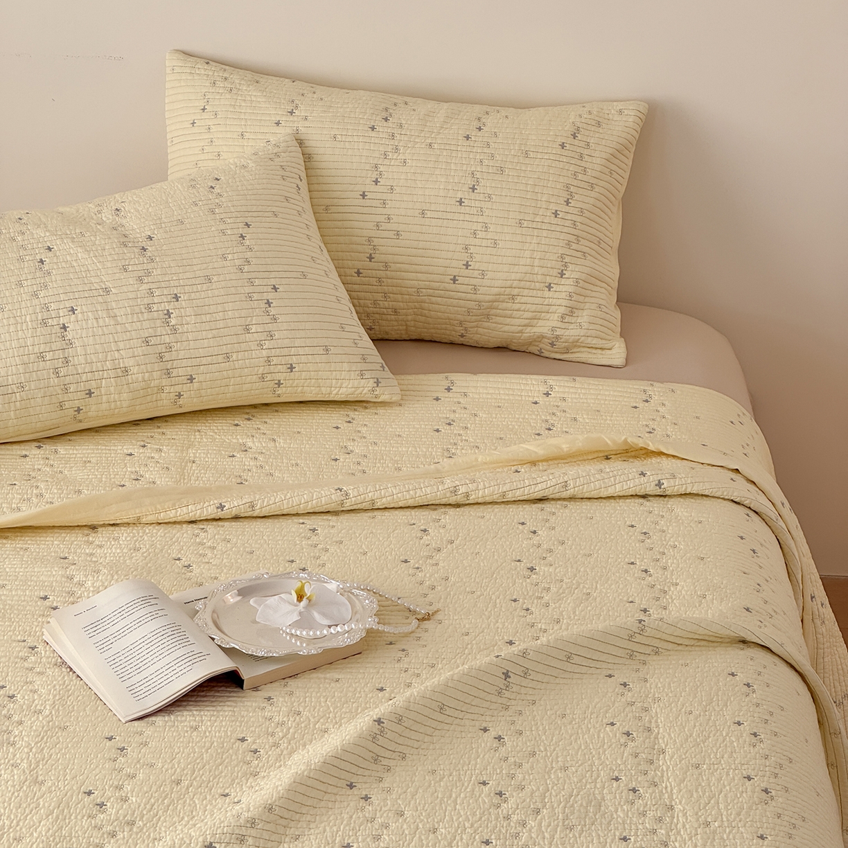 91家纺网 家纺一手货源 找家纺 床盖工厂店 2026新款四叶草双面莫代尔天丝填充棉花床盖三件套 月黄