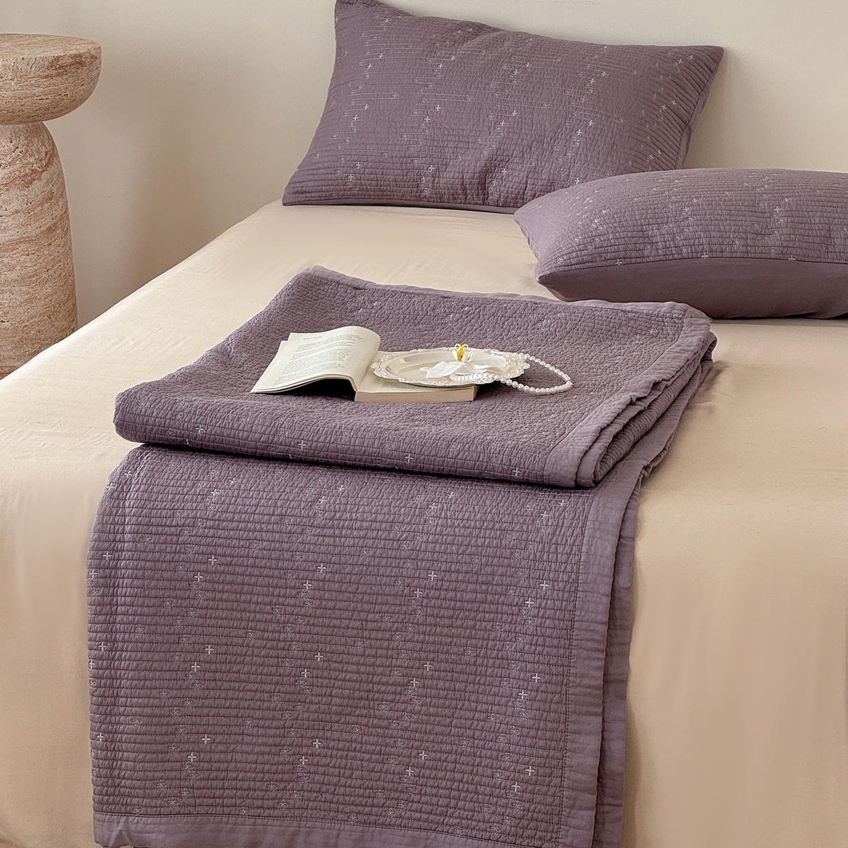 91家纺网 家纺一手货源 找家纺 床盖工厂店 2026新款四叶草双面莫代尔天丝填充棉花床盖三件套 钛紫灰