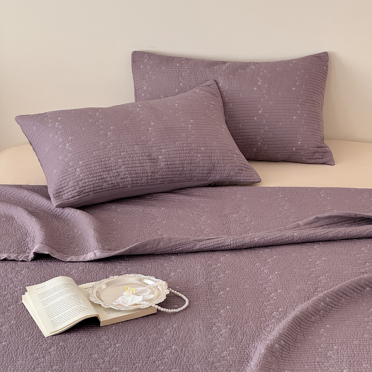 91家纺网 家纺一手货源 找家纺 床盖工厂店 2026新款四叶草双面莫代尔天丝填充棉花床盖三件套 钛紫灰