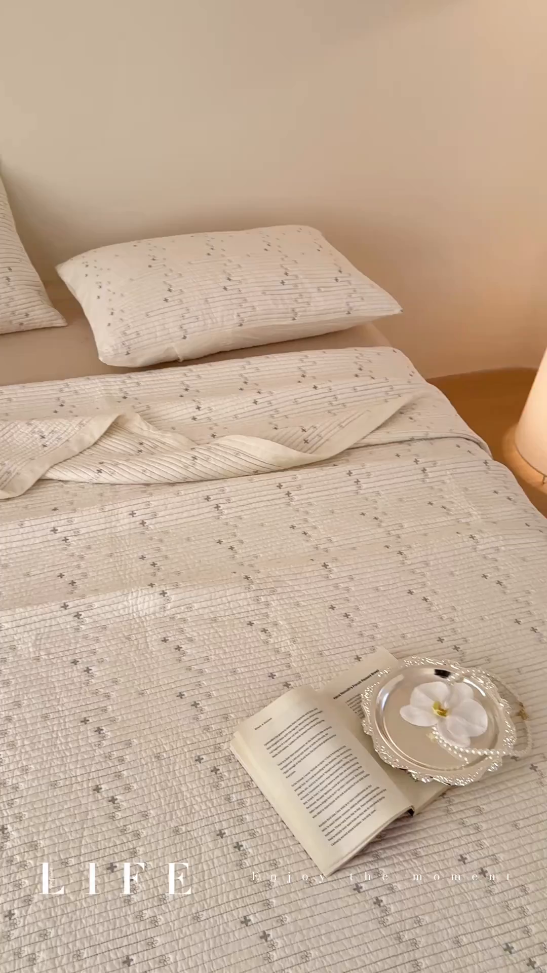 91家纺网 家纺一手货源 找家纺 床盖工厂店 2026新款四叶草双面莫代尔天丝填充棉花床盖三件套 奶昔白