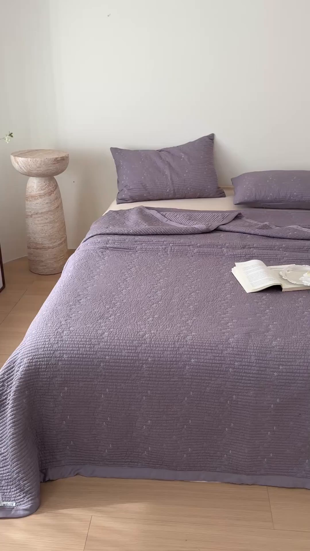 91家纺网 家纺一手货源 找家纺 床盖工厂店 2026新款四叶草双面莫代尔天丝填充棉花床盖三件套 钛紫灰