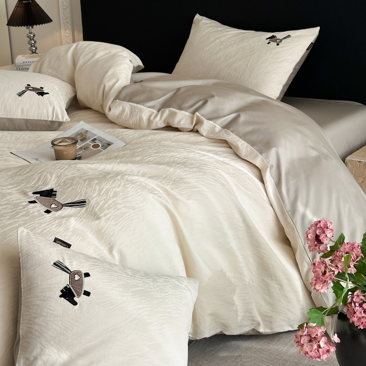 91家纺网 家纺一手货源 找家纺 卡巴伦家纺 2026新款全棉纯棉厚织提花四件套 艾比-奶茶