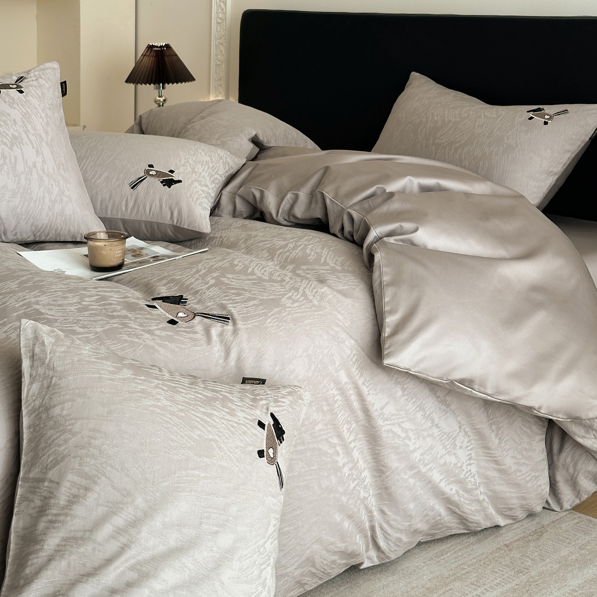 91家纺网 家纺一手货源 找家纺 卡巴伦家纺 2026新款全棉纯棉厚织提花四件套 艾比-雅致灰