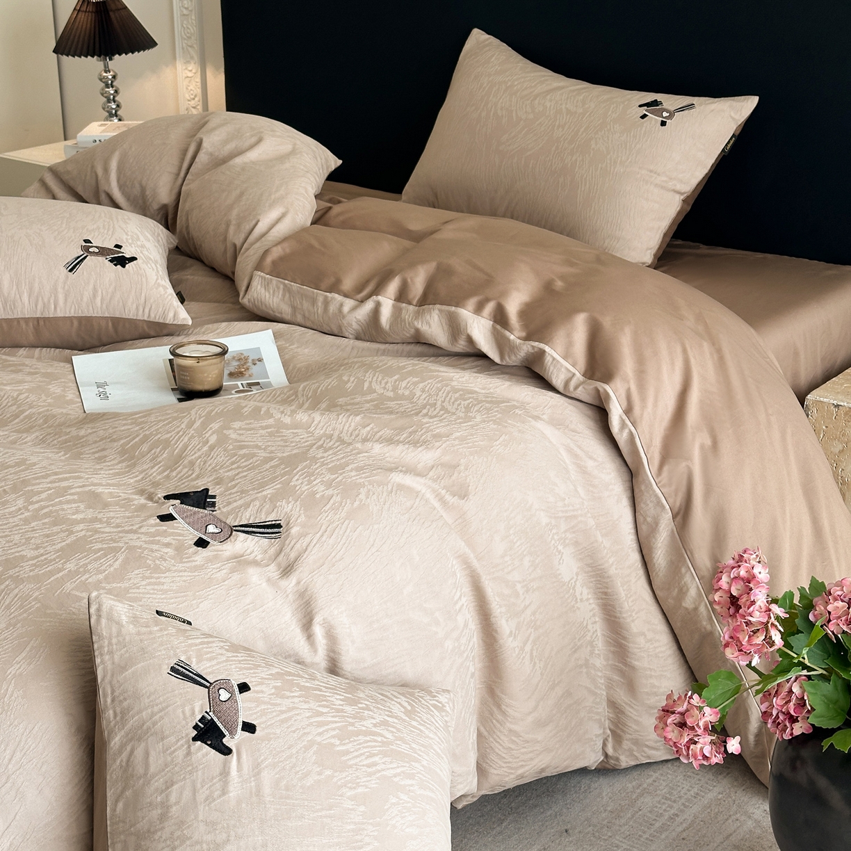 91家纺网 家纺一手货源 找家纺 卡巴伦家纺 2026新款全棉纯棉厚织提花四件套 艾比-米咖