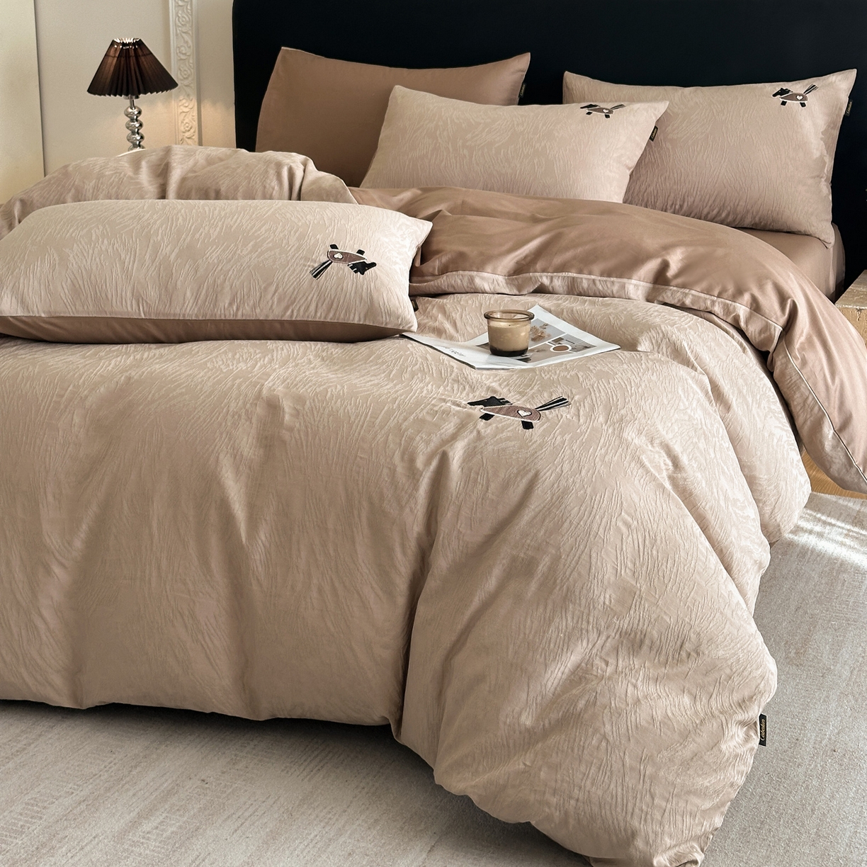 91家纺网 家纺一手货源 找家纺 卡巴伦家纺 2026新款全棉纯棉厚织提花四件套 艾比-米咖