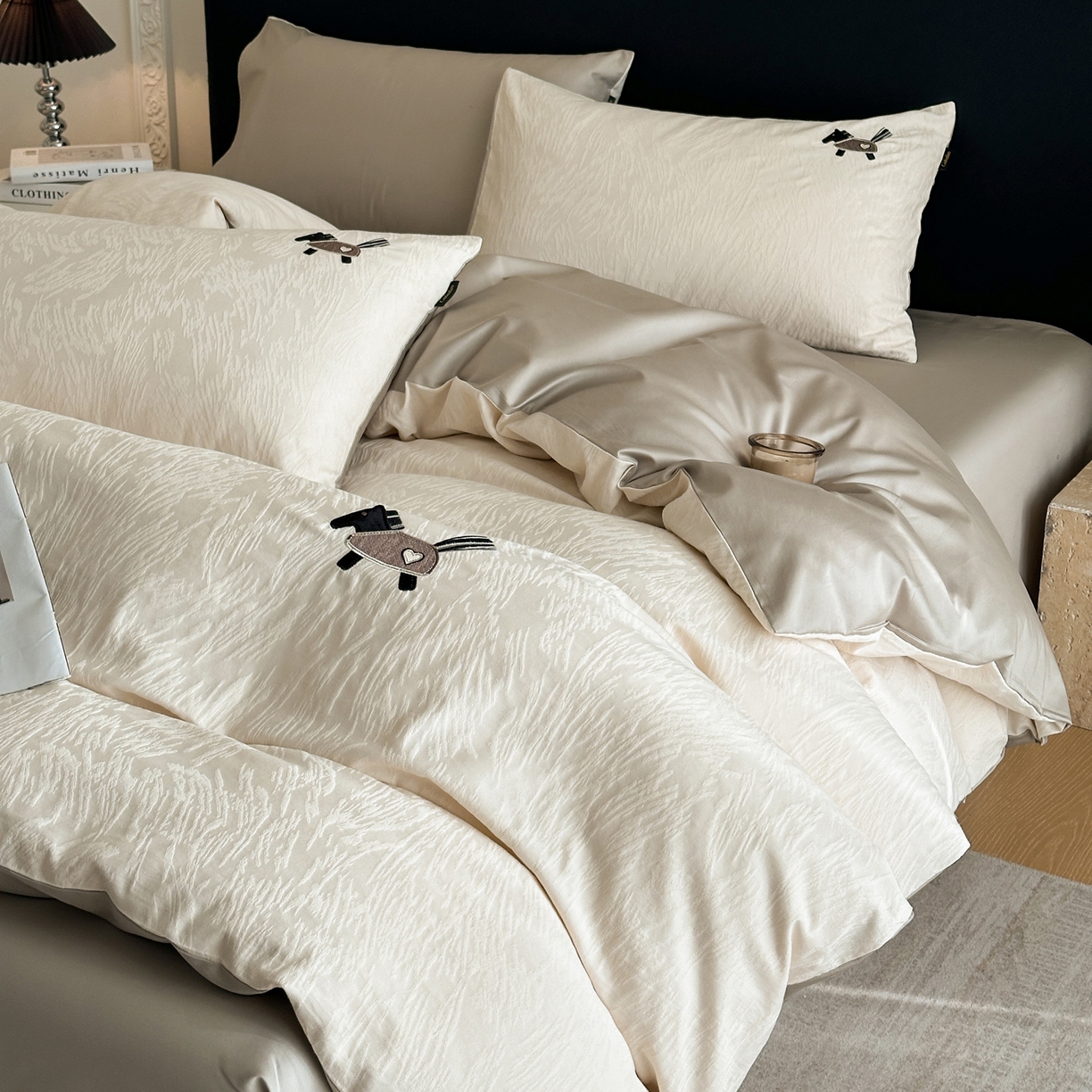 91家纺网 家纺一手货源 找家纺 卡巴伦家纺 2026新款全棉纯棉厚织提花四件套 艾比-奶茶