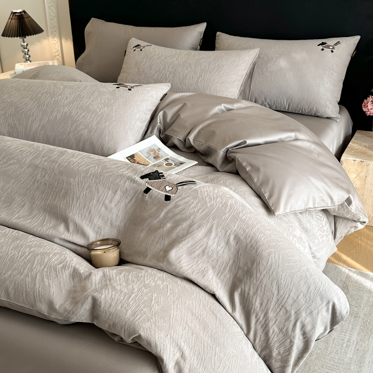 91家纺网 家纺一手货源 找家纺 卡巴伦家纺 2026新款全棉纯棉厚织提花四件套 艾比-雅致灰