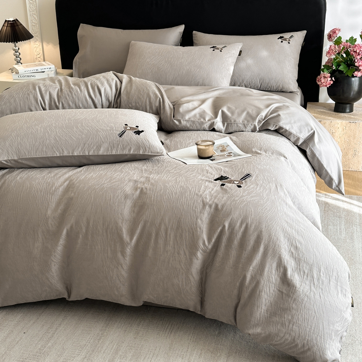 91家纺网 家纺一手货源 找家纺 卡巴伦家纺 2026新款全棉纯棉厚织提花四件套 艾比-雅致灰