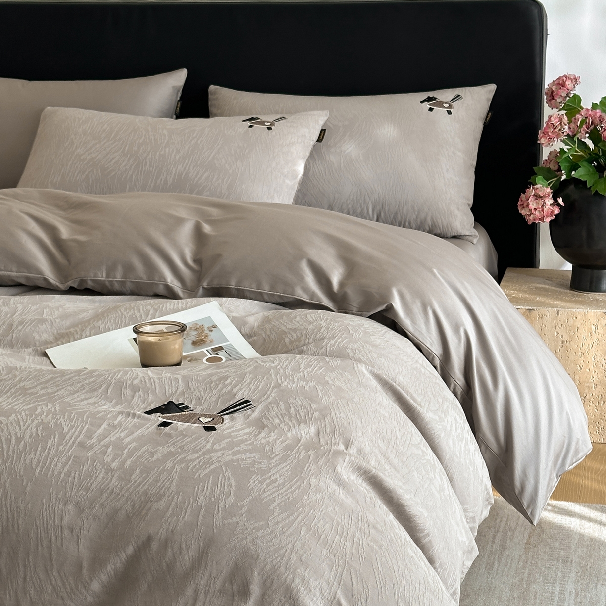 91家纺网 家纺一手货源 找家纺 卡巴伦家纺 2026新款全棉纯棉厚织提花四件套 艾比-雅致灰