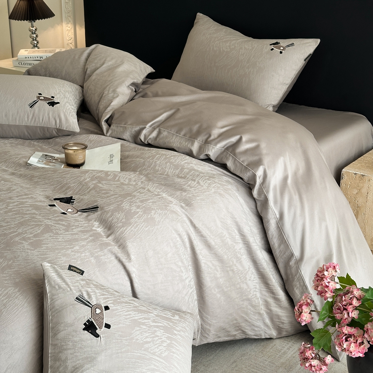 91家纺网 家纺一手货源 找家纺 卡巴伦家纺 2026新款全棉纯棉厚织提花四件套 艾比-雅致灰