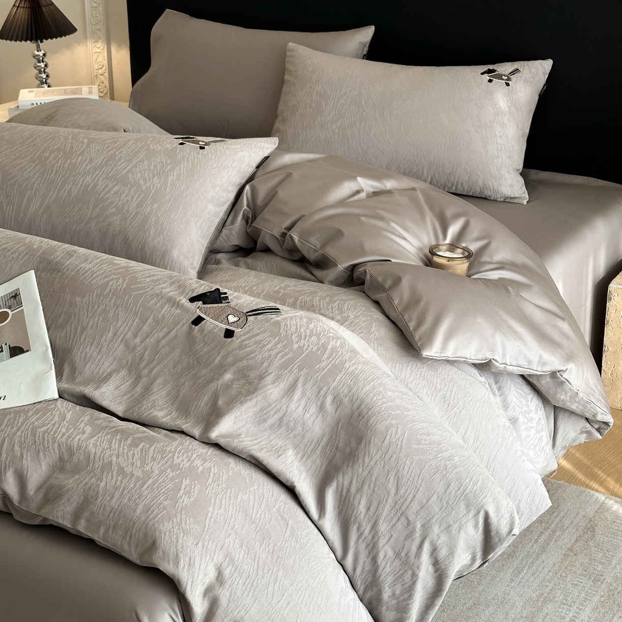 91家纺网 家纺一手货源 找家纺 卡巴伦家纺 2026新款全棉纯棉厚织提花四件套 艾比-雅致灰