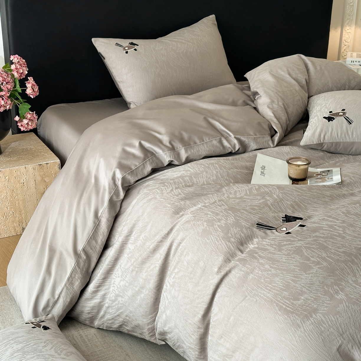 91家纺网 家纺一手货源 找家纺 卡巴伦家纺 2026新款全棉纯棉厚织提花四件套 艾比-雅致灰