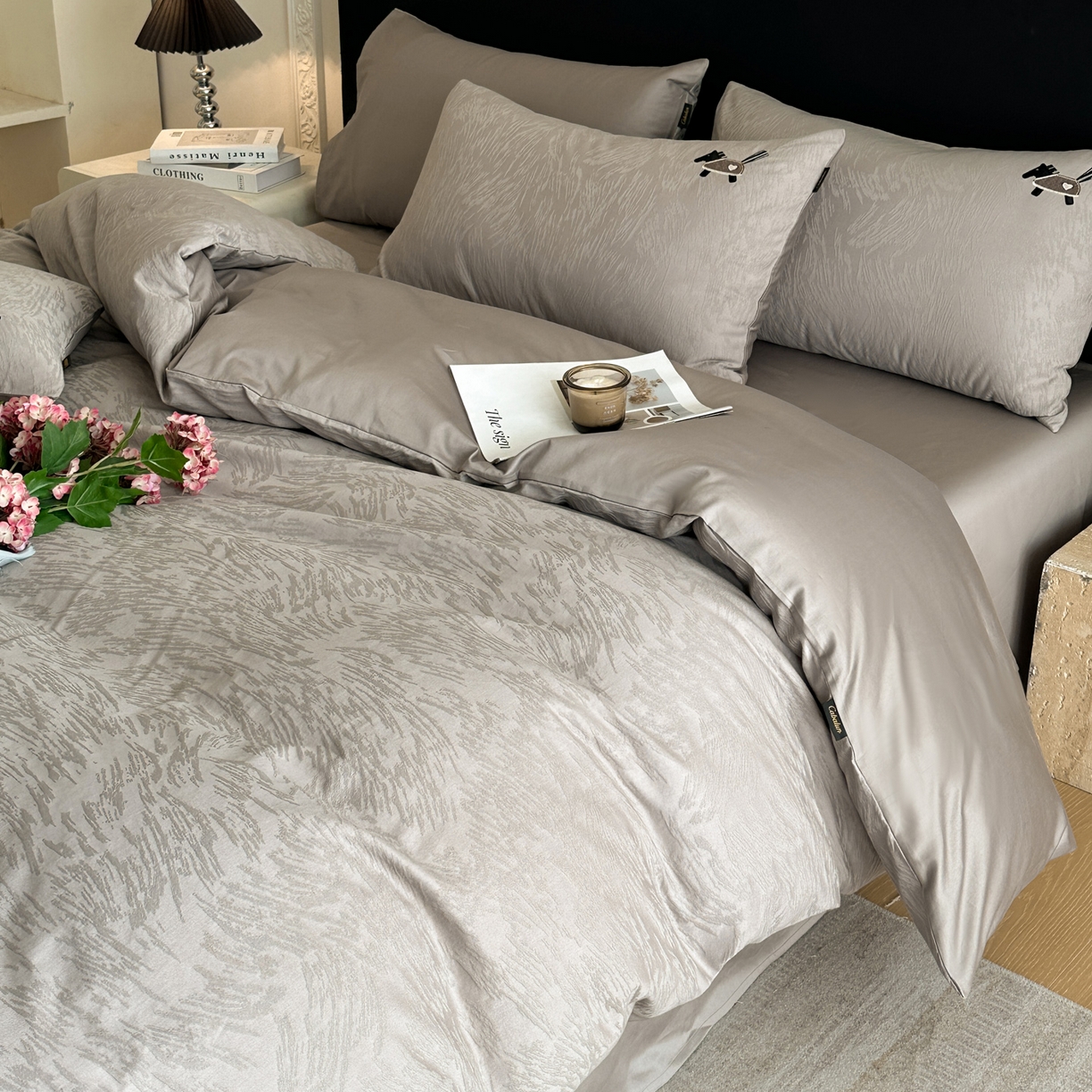 91家纺网 家纺一手货源 找家纺 卡巴伦家纺 2026新款全棉纯棉厚织提花四件套 艾比-雅致灰