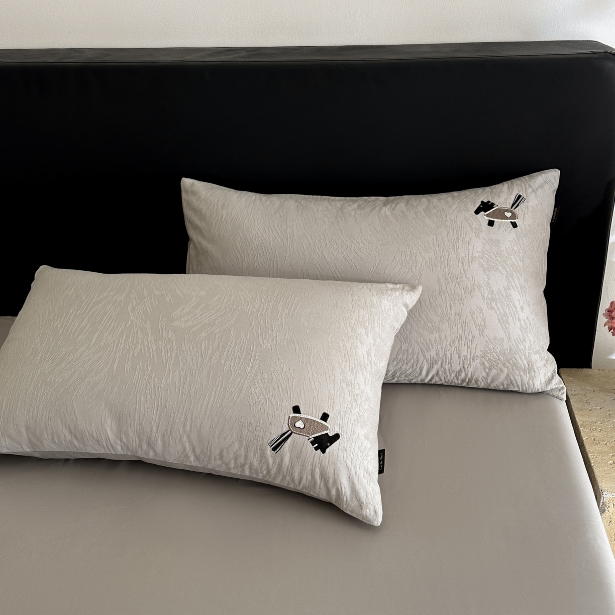 91家纺网 家纺一手货源 找家纺 卡巴伦家纺 2026新款全棉纯棉厚织提花四件套 艾比-雅致灰