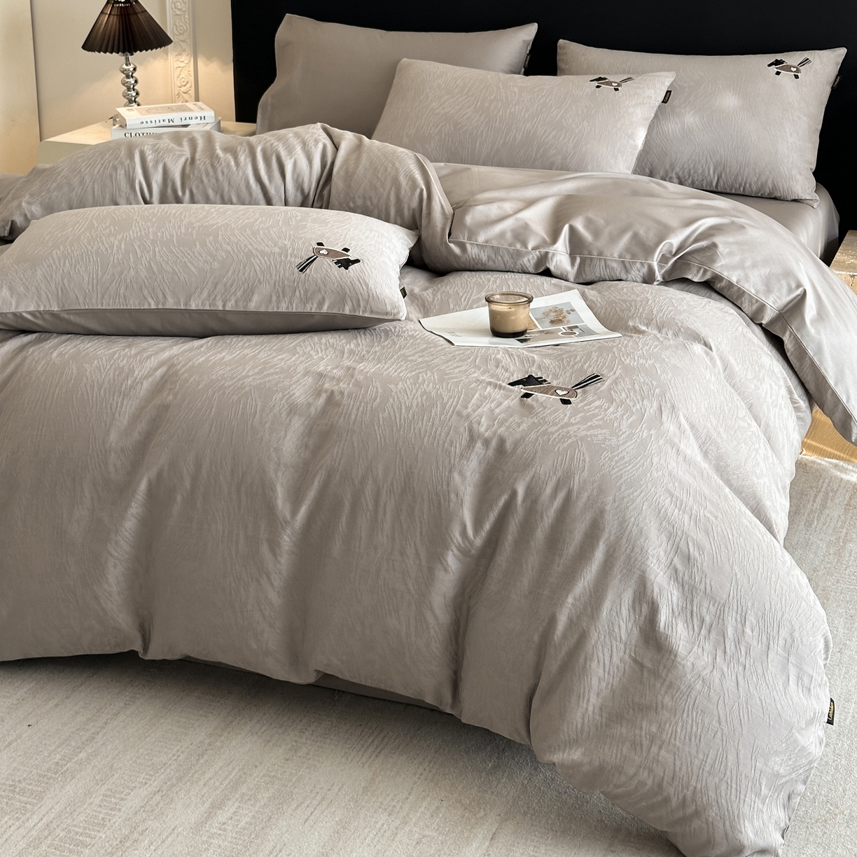 91家纺网 家纺一手货源 找家纺 卡巴伦家纺 2026新款全棉纯棉厚织提花四件套 艾比-雅致灰