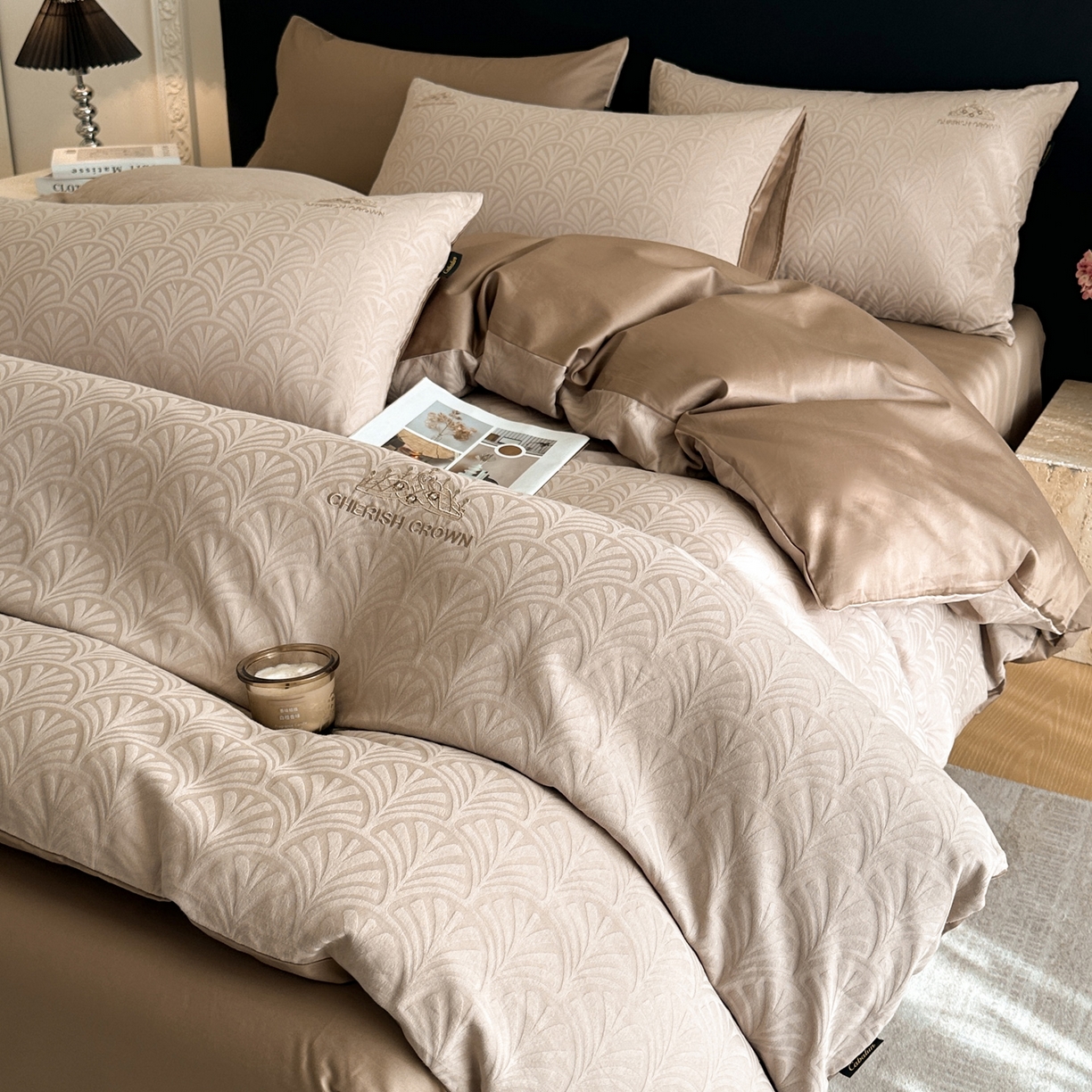 91家纺网 家纺一手货源 找家纺 卡巴伦家纺 2026新款全棉纯棉厚织提花四件套 王室皇冠-咖