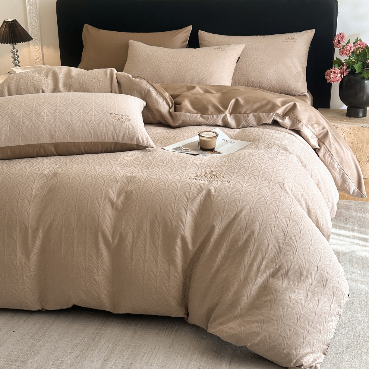 91家纺网 家纺一手货源 找家纺 卡巴伦家纺 2026新款全棉纯棉厚织提花四件套 王室皇冠-咖