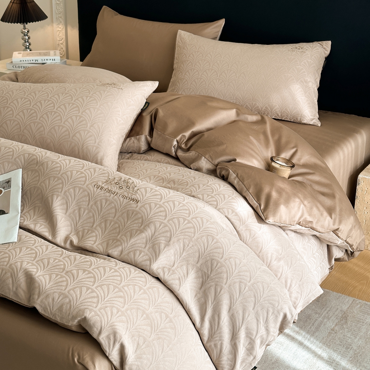 91家纺网 家纺一手货源 找家纺 卡巴伦家纺 2026新款全棉纯棉厚织提花四件套 王室皇冠-咖