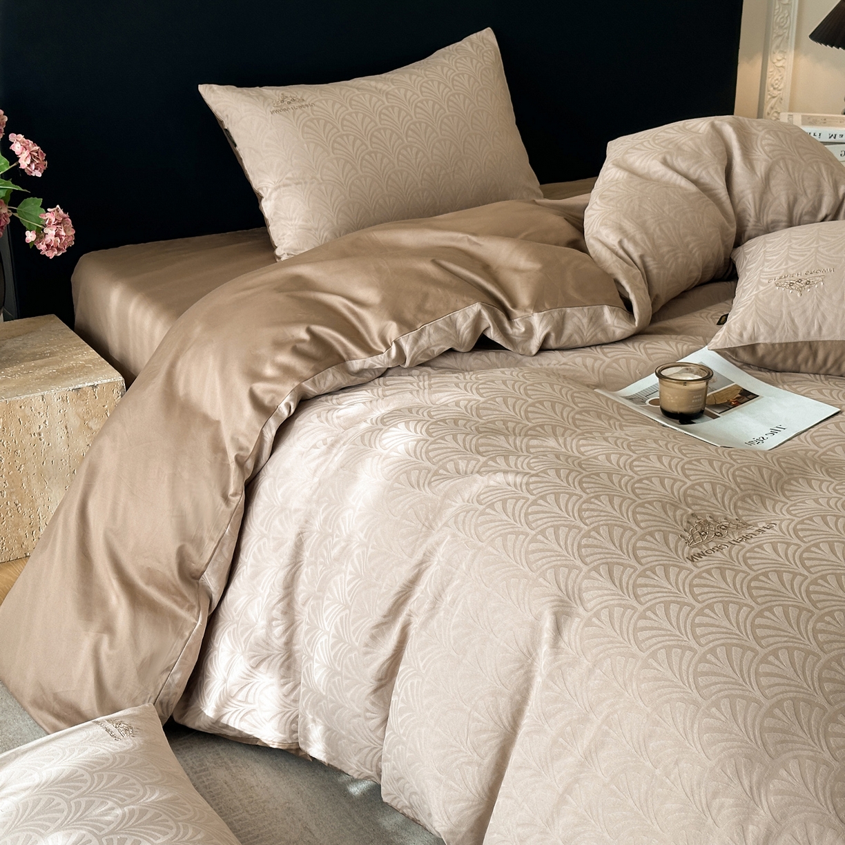 91家纺网 家纺一手货源 找家纺 卡巴伦家纺 2026新款全棉纯棉厚织提花四件套 王室皇冠-咖