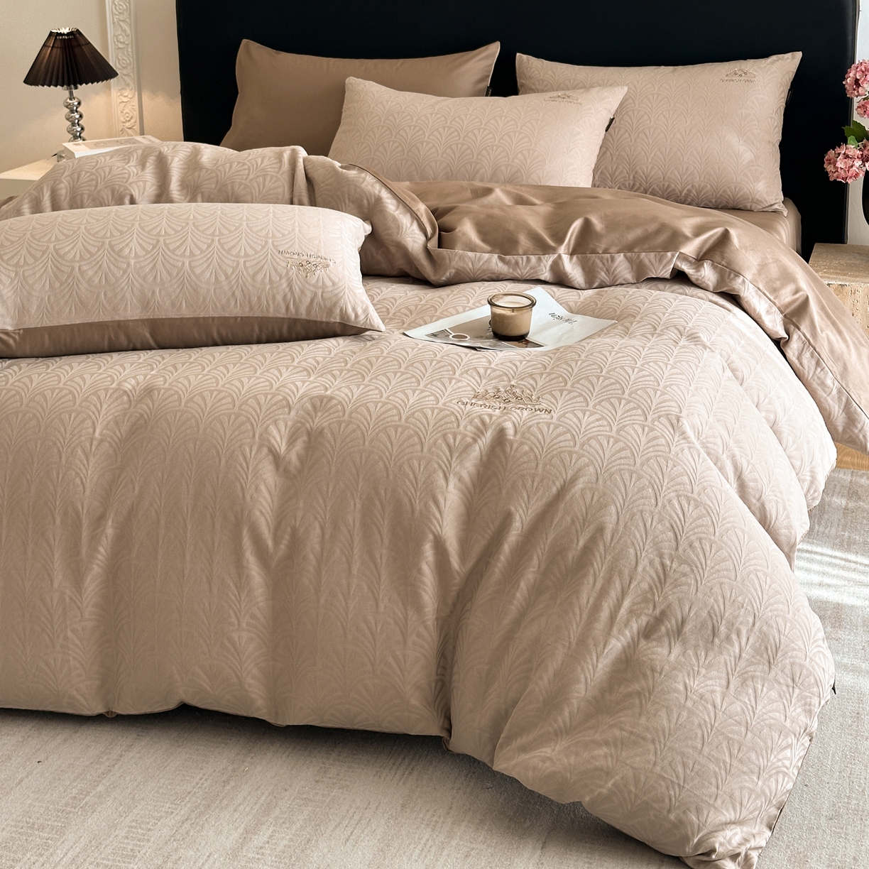 91家纺网 家纺一手货源 找家纺 卡巴伦家纺 2026新款全棉纯棉厚织提花四件套 王室皇冠-咖