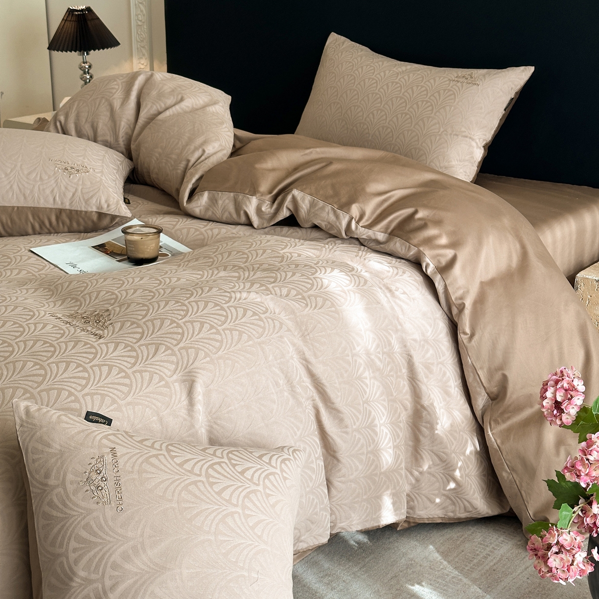 91家纺网 家纺一手货源 找家纺 卡巴伦家纺 2026新款全棉纯棉厚织提花四件套 王室皇冠-咖