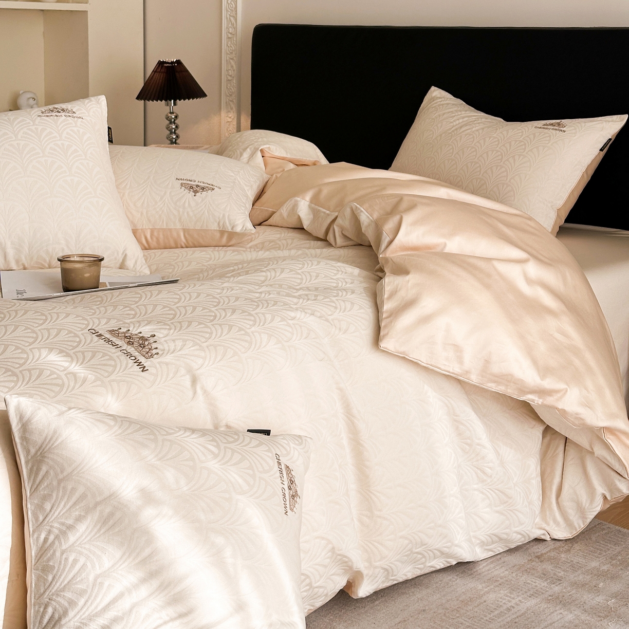 91家纺网 家纺一手货源 找家纺 卡巴伦家纺 2026新款全棉纯棉厚织提花四件套 王室皇冠-米杏