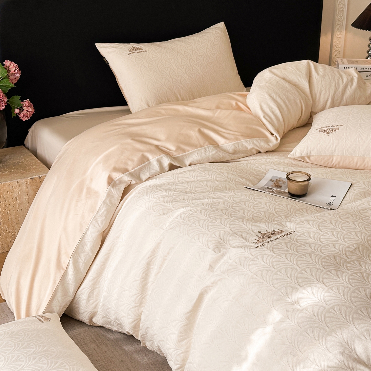 91家纺网 家纺一手货源 找家纺 卡巴伦家纺 2026新款全棉纯棉厚织提花四件套 王室皇冠-米杏