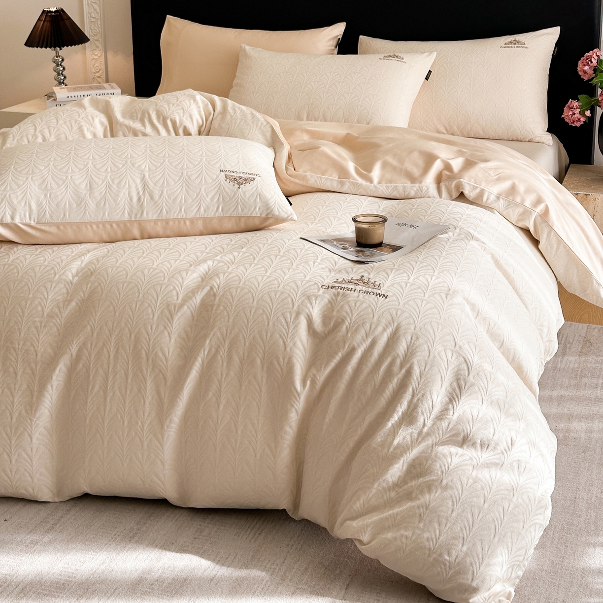 91家纺网 家纺一手货源 找家纺 卡巴伦家纺 2026新款全棉纯棉厚织提花四件套 王室皇冠-米杏