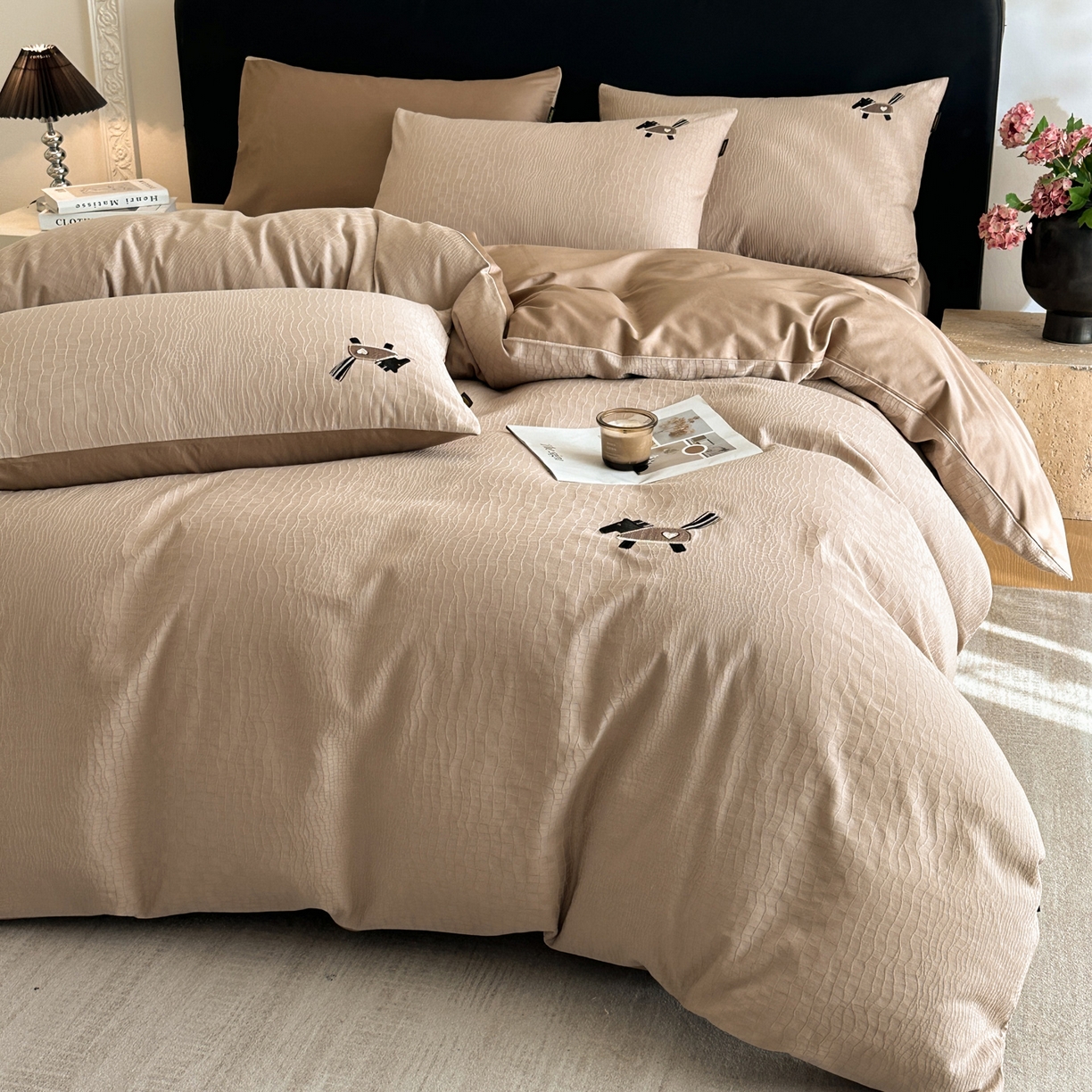 91家纺网 家纺一手货源 找家纺 卡巴伦家纺 2026新款全棉纯棉厚织提花四件套 喜马拉雅-米咖