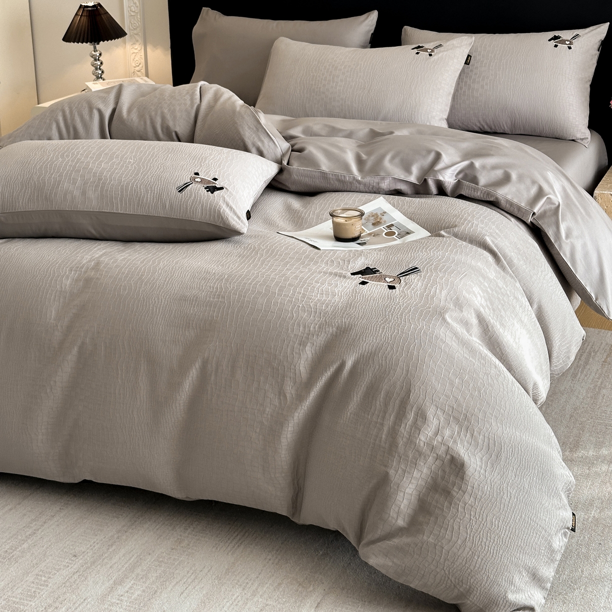 91家纺网 家纺一手货源 找家纺 卡巴伦家纺 2026新款全棉纯棉厚织提花四件套 喜马拉雅-雅士灰