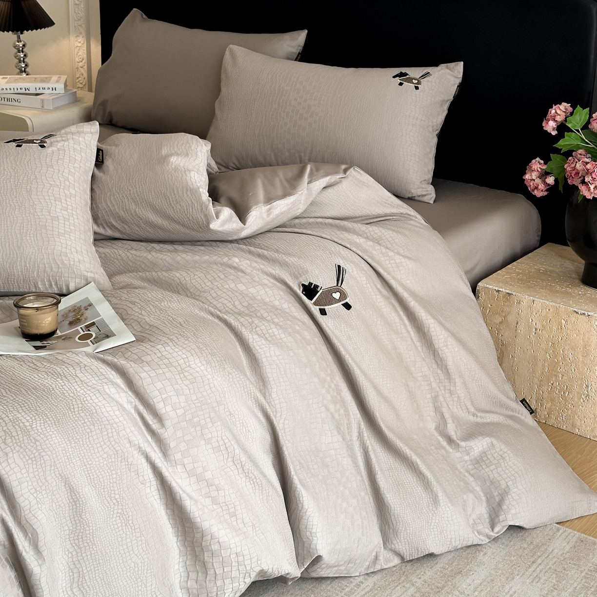 91家纺网 家纺一手货源 找家纺 卡巴伦家纺 2026新款全棉纯棉厚织提花四件套 喜马拉雅-雅士灰