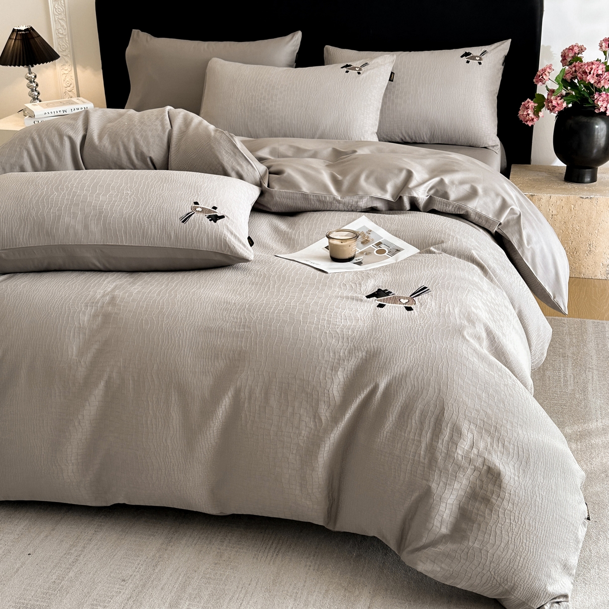 91家纺网 家纺一手货源 找家纺 卡巴伦家纺 2026新款全棉纯棉厚织提花四件套 喜马拉雅-雅士灰