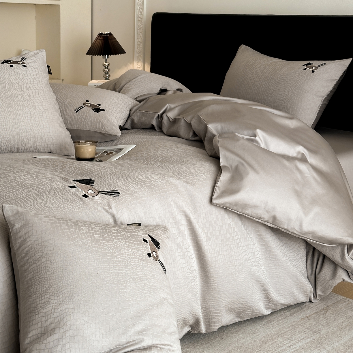 91家纺网 家纺一手货源 找家纺 卡巴伦家纺 2026新款全棉纯棉厚织提花四件套 喜马拉雅-雅士灰